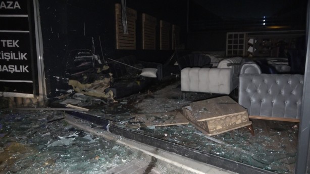 Foto - Kontrolden çıkan araç mobilya dükkanına girdi