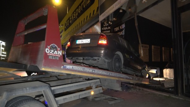 Foto - Kontrolden çıkan araç mobilya dükkanına girdi