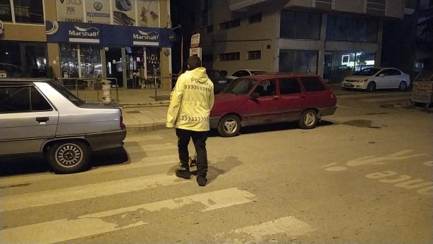 Foto - Kontrolden çıkan araç park halindeki kamyonete çarptı