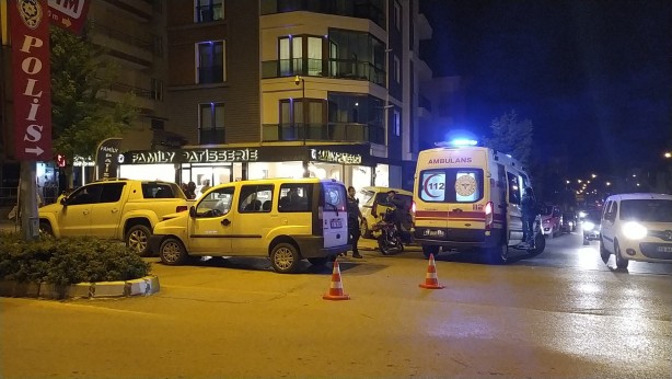 Foto - Kontrolden çıkan araç park halindeki kamyonete çarptı