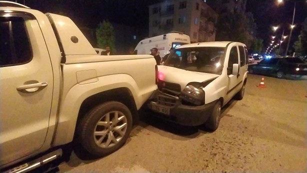 Foto - Kontrolden çıkan araç park halindeki kamyonete çarptı