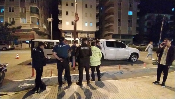 Foto - Kontrolden çıkan araç park halindeki kamyonete çarptı