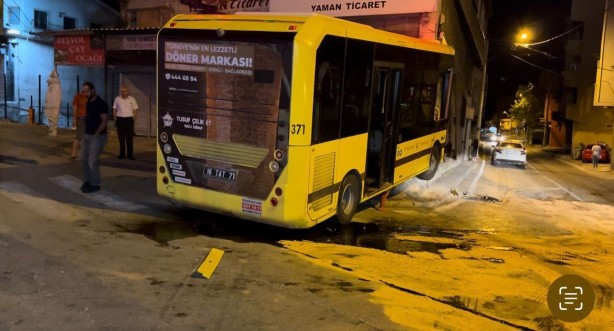Foto - Kontrolden çıkan belediye otobüsü, tamirciye girdi
