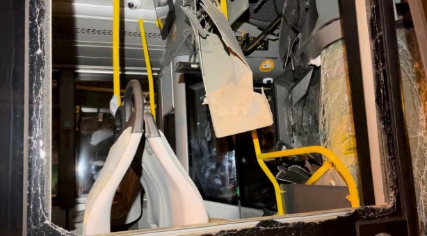 Foto - Kontrolden çıkan belediye otobüsü, tamirciye girdi