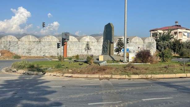 Foto - Kontrolden çıkan beton mikseri, önüne geleni yıkıp geçti
