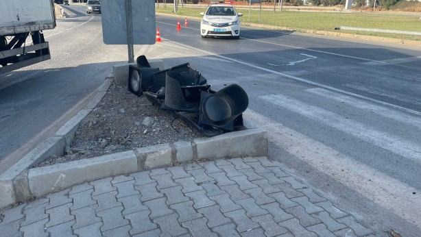 Foto - Kontrolden çıkan beton mikseri, önüne geleni yıkıp geçti