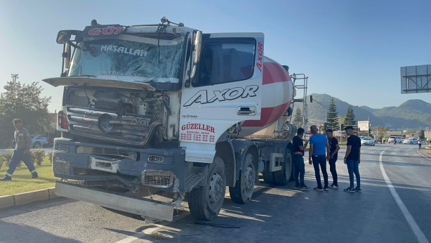 Foto - Kontrolden çıkan beton mikseri, önüne geleni yıkıp geçti