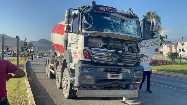Foto - Kontrolden çıkan beton mikseri, önüne geleni yıkıp geçti