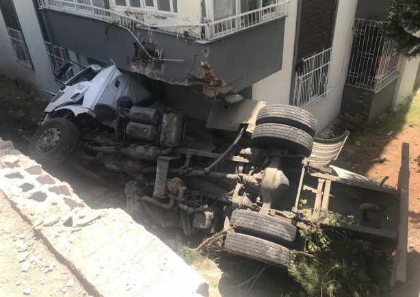 Foto - Kontrolden çıkan kamyon, evin üzerine devrildi