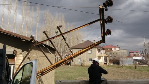 Foto - Kontrolden çıkan kamyonet elektrik direğine çarptı