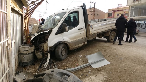 Kontrolden çıkan kamyonet elektrik direğine çarptı