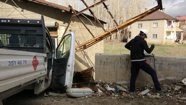 Foto - Kontrolden çıkan kamyonet elektrik direğine çarptı