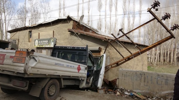Foto - Kontrolden çıkan kamyonet elektrik direğine çarptı