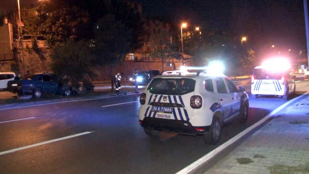 Foto - Kontrolden çıkan otomobil ağaca saplandı: 3 yaralı