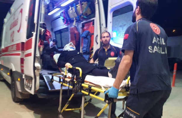 Foto - Kontrolden çıkan otomobil direğe çarptı: 5 yaralı