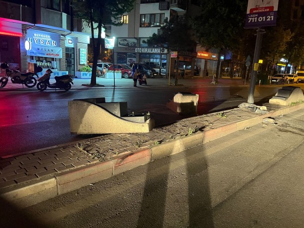 Kontrolden çıkan otomobil direğe çarptı: 5 yaralı