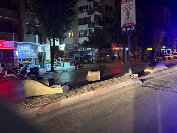 Foto - Kontrolden çıkan otomobil direğe çarptı: 5 yaralı