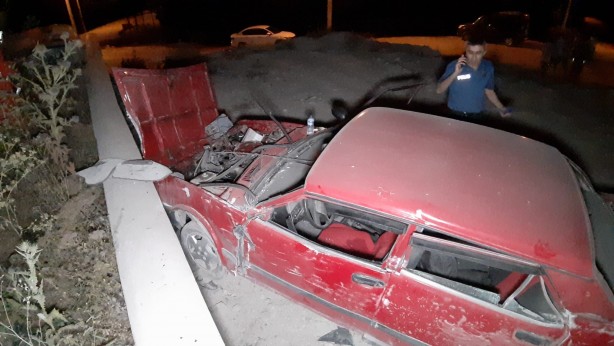 Foto - Kontrolden çıkan otomobil duvara çarptı
