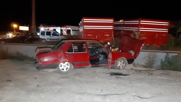 Foto - Kontrolden çıkan otomobil duvara çarptı