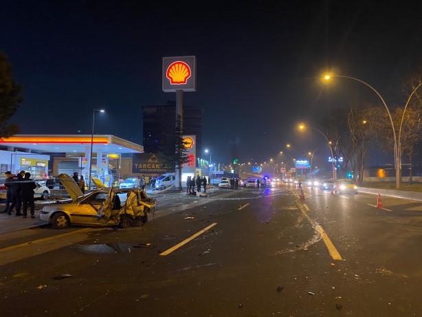 Kontrolden çıkan otomobil önünde seyir halinde olan araca çarptı