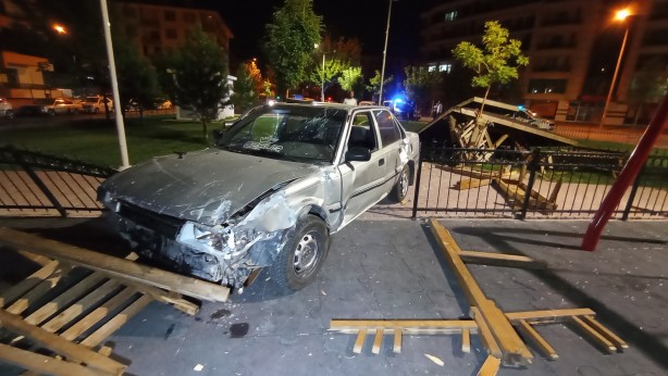 Foto - Kontrolden çıkan otomobil parka daldı