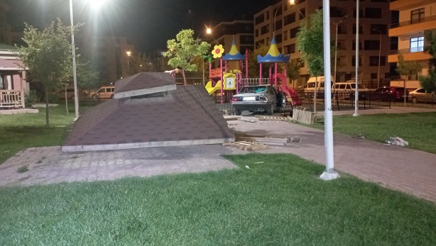 Foto - Kontrolden çıkan otomobil parka daldı