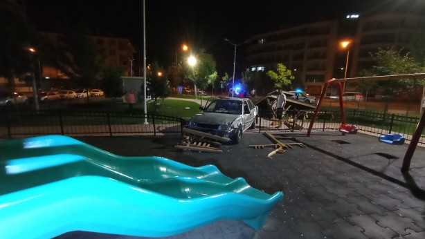 Foto - Kontrolden çıkan otomobil parka daldı