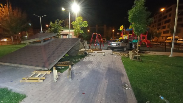 Foto - Kontrolden çıkan otomobil parka daldı