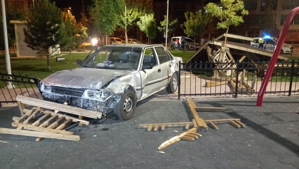 Foto - Kontrolden çıkan otomobil parka daldı