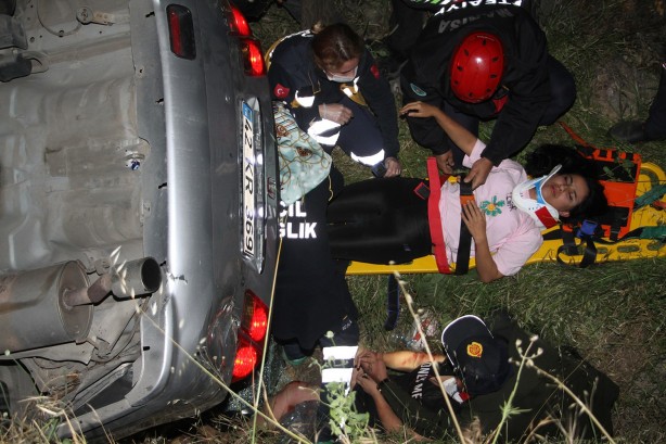 Foto - Kontrolden çıkan otomobil uçuruma düştü: 3 yaralı