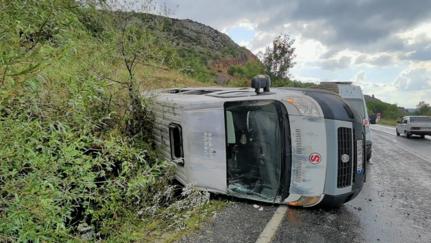 Foto - Kontrolden çıkan servis minibüsü devrildi: 7 yaralı