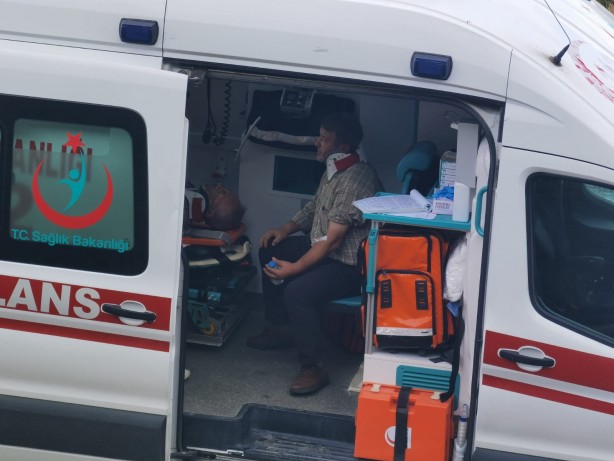 Foto - Kontrolden çıkan servis minibüsü devrildi: 7 yaralı