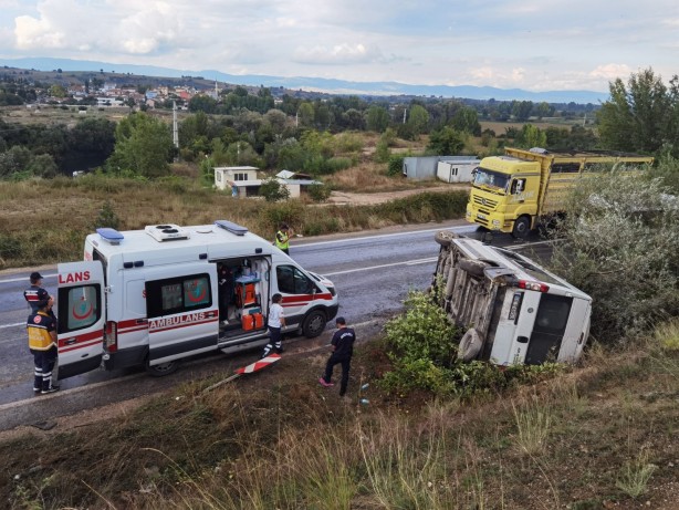 Foto - Kontrolden çıkan servis minibüsü devrildi: 7 yaralı
