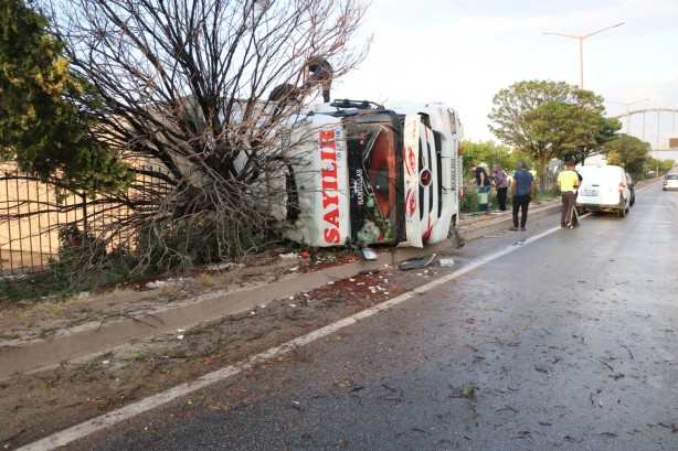 Foto - Kontrolden çıkan tır yol ortasına devrildi