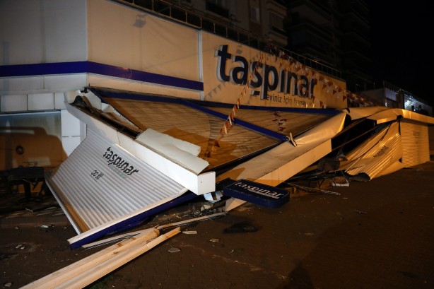 Foto - Kontrolden çıktı, mağazaya girdi