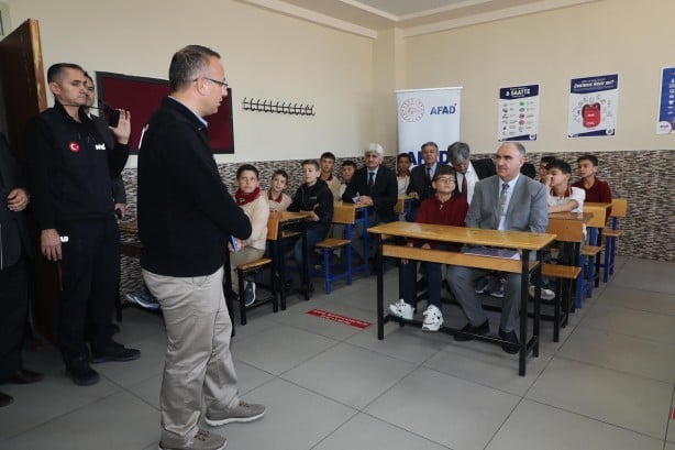 Foto - Konya Valisi Vahdettin Özkan öğrencilere örnek oldu