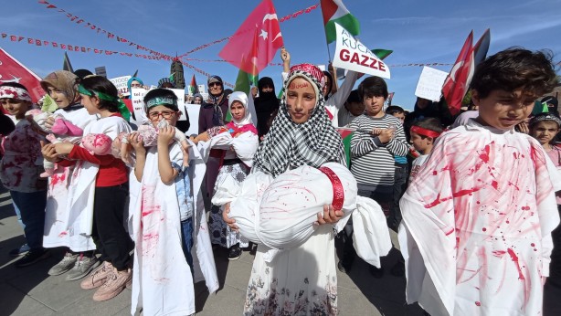 Konya'da anlamlı eylem! Anne ve çocukları Gazze'de öldürülen çocuklar için yürüdü