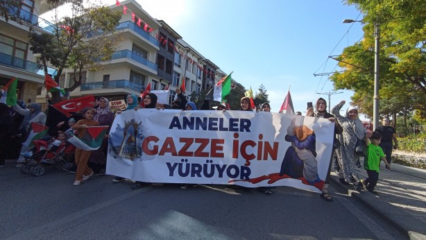Foto - Konya'da anlamlı eylem! Anne ve çocukları Gazze'de öldürülen çocuklar için yürüdü