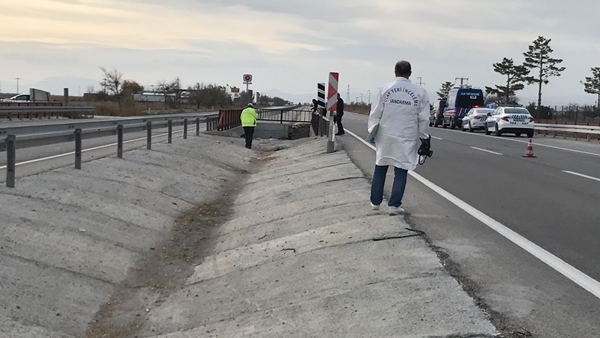 Foto - Konya'da feci kaza! Otomobil tahliye kanalına uçtu