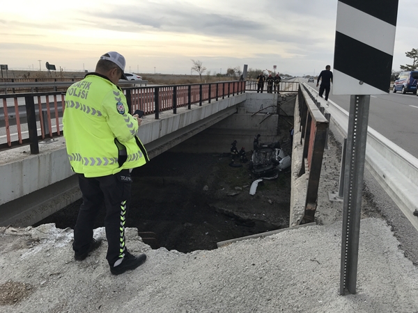 Foto - Konya'da feci kaza! Otomobil tahliye kanalına uçtu