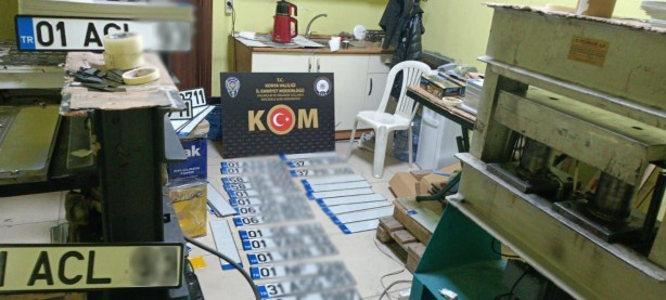 Foto - Konya'da gümrük kaçağı araç, sahte plakalar ele geçirildi: 4 gözaltı