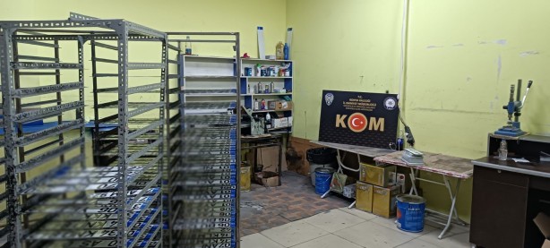 Foto - Konya'da gümrük kaçağı araç, sahte plakalar ele geçirildi: 4 gözaltı