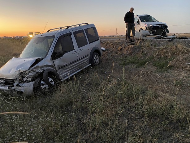 Foto - Konya'da hafif ticari araçlar çarpıştı