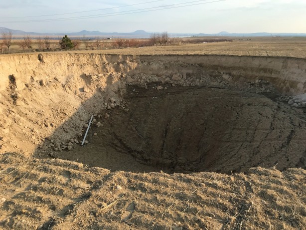 Foto - Konya’da iki fay arasında 37 metre çapında obruk oluştu