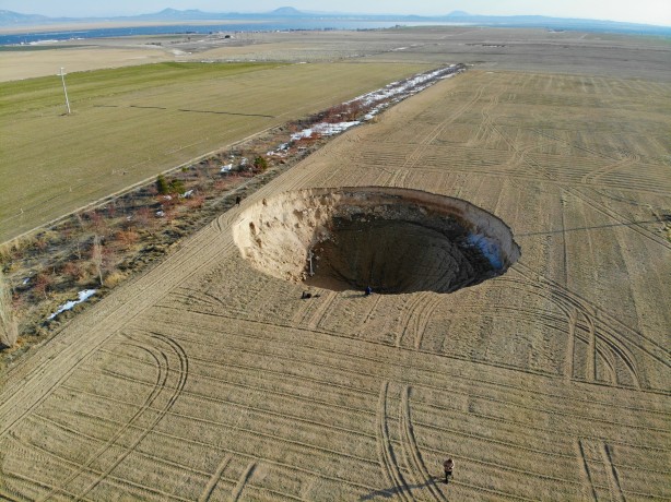 Foto - Konya’da iki fay arasında 37 metre çapında obruk oluştu