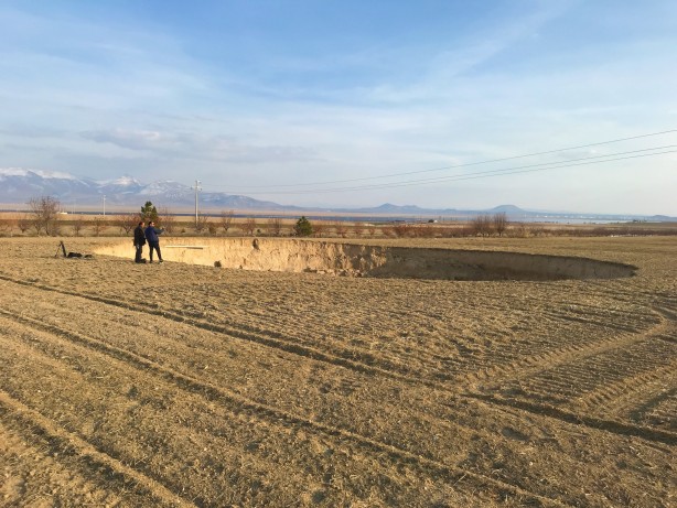 Foto - Konya’da iki fay arasında 37 metre çapında obruk oluştu