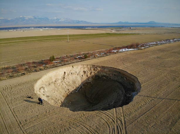 Foto - Konya’da iki fay arasında 37 metre çapında obruk oluştu