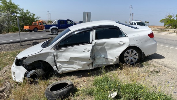 Foto - Konya'da iki otomobil çarpıştı: 4 yaralı