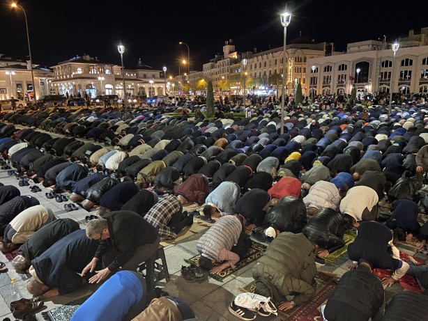 Foto - Konya'da Müslümanlar Mevlana Meydanı'nı doldurdu