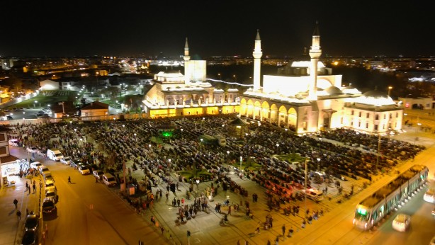 Foto - Konya'da Müslümanlar Mevlana Meydanı'nı doldurdu